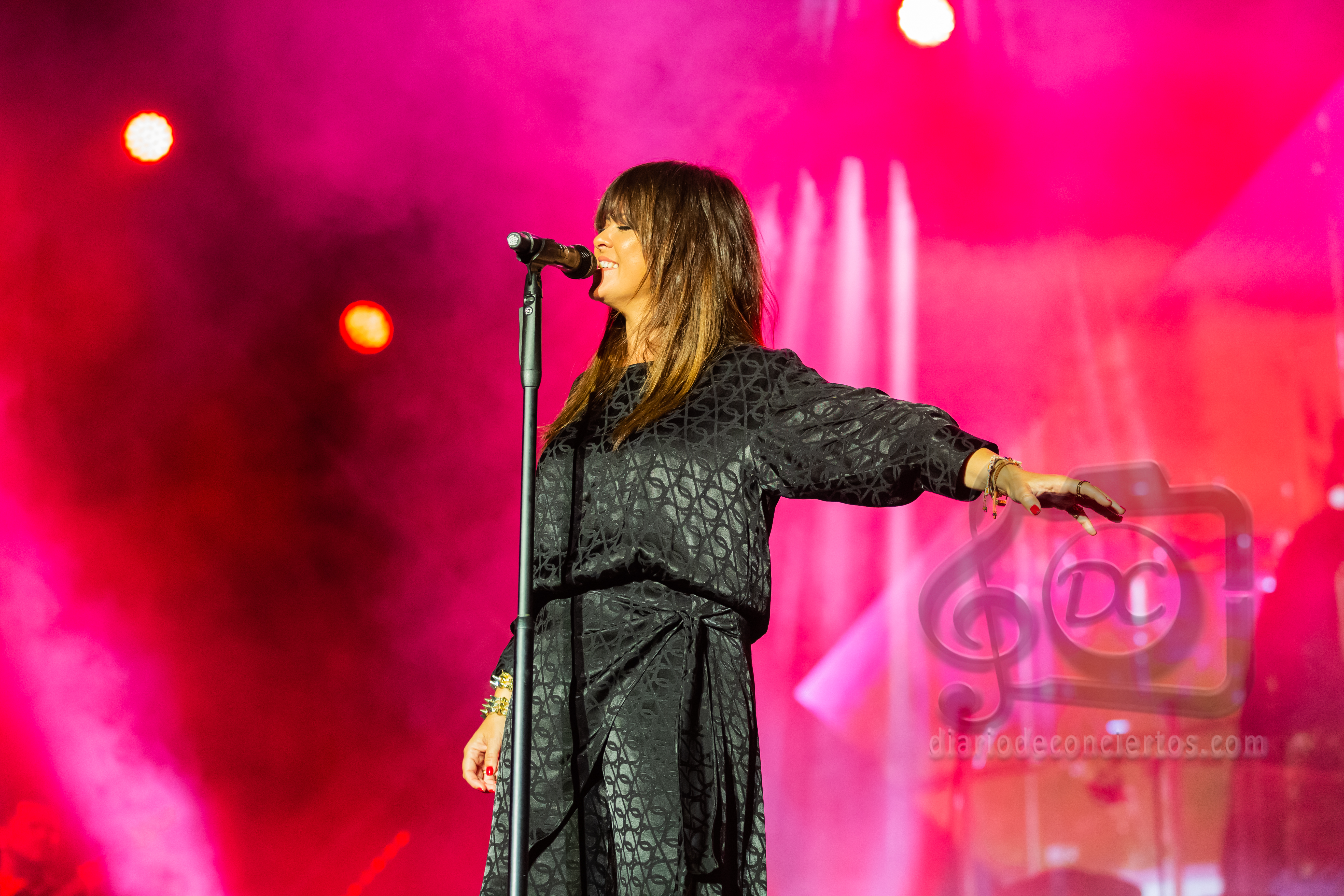 VANESA MARTIN ENVUELVE CON SU MAGIA LA PLAZA MAYOR DE SALAMANCA
