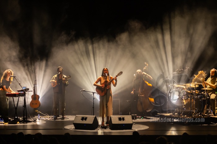 La artista canaria Valeria Castro hace «sold out» en el Teatro Liceo de Salamanca