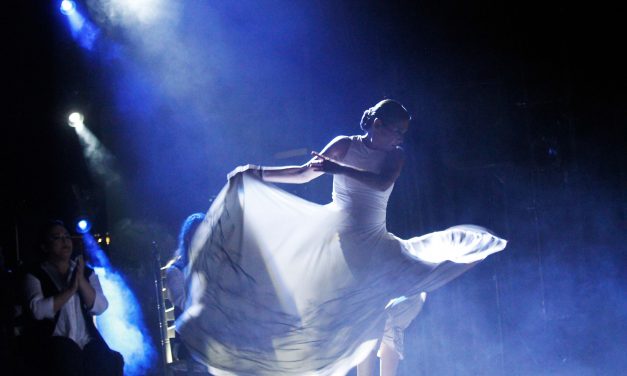 La artista Sara Baras y su conjunto de baile, patearon y bailaron en las tablas en el Auditorio Ricardo Carapeto dando rienda a su espectáculo «Vuela»