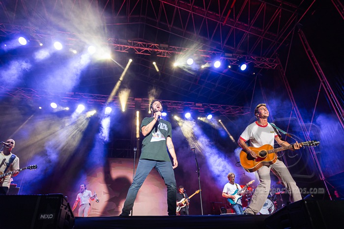 TABURETE HACE VIBRAR AL PUBLICO ILICITANO