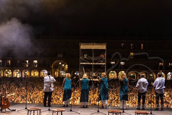 Salamanca se rinde a Siempre Así en una Plaza Mayor abarrotada